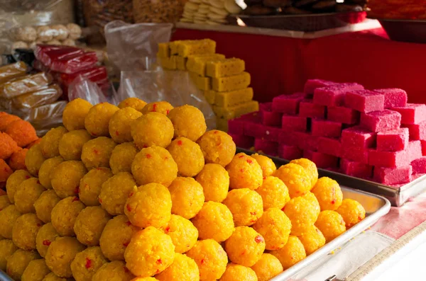 Dulces tradicionales hindúes. Cocina nacional, comida callejera . Fotos De Stock