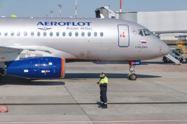 Aeroflot havaalanında yer işçisiyle birlikte bir uçak.