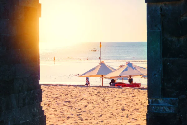 Viața reală vedere la plajă cu oameni de nerecunoscut — Fotografie, imagine de stoc