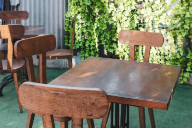 Bir sokak restoranında boş bir masa..