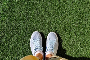 Spor ayakkabılı selfie ayakları.