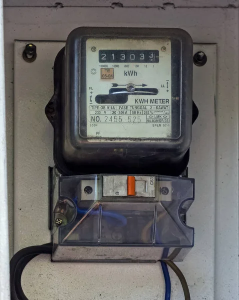 Electric meter on the wall — Stock Photo, Image