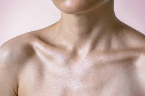 Clavicules et cou de femme — Photo