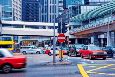 Şehirde yoğun bir trafik var. İş çıkış saatinde Hong Kong sokak manzarası