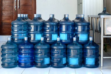 Soğutucu için büyük bir şişe içme suyu. Su teslimatı. Paketlendi ve müşterilere gönderilmeye hazır..