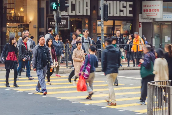 Kalabalık Hong Kong Şehir Merkezindeki Caddede Yürüyor Asyalılar Yoldan Bir — Stok fotoğraf