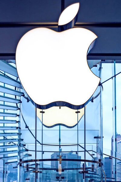 Вывеска Apple на стеклянной стене магазина Apple, закройте. Гонконг, 2018-03-14. Вертикальное фото
