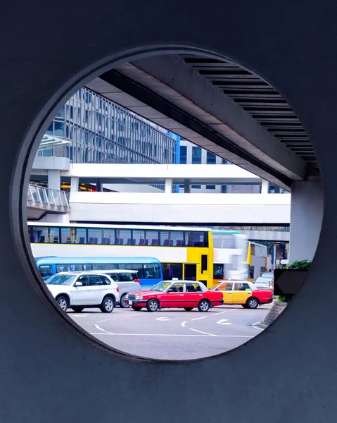 Trânsito Diurno Vista Através Quadro Uma Rua Cidade Com Transporte — Fotografia de Stock