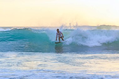 Sörfçü dalgayı yakalar. Sörfçü borudan çıkar. Bali adası dalgaları. Bali, 2018-04-21