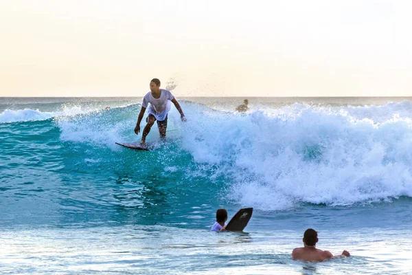 Surfer Łapie Turkusową Falę Podświetleniu Koncepcja Sportów Wodnych Zdjęcie Rozmyciem — Zdjęcie stockowe