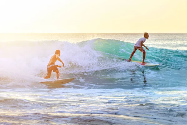 Dwóch Surferów Jeździ Deskach Turkusowych Falach Podświetleniu Bali 2018 — Zdjęcie stockowe