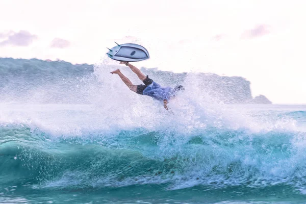 Surfer Wpada Wody Zamazane Zdjęcie Ruchu Duża Fala Spray — Zdjęcie stockowe