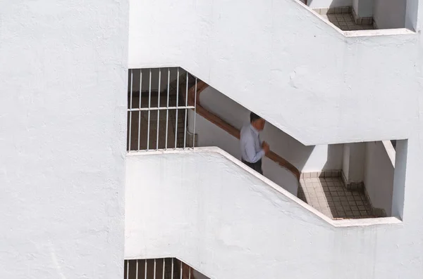 Balkonlu Beyaz Duvar Bulanık Adam Merdivenden Iniyor Asgari Şehir Tarzı — Stok fotoğraf