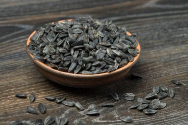 ahşap arka plan ayçiçeği tohumu