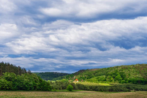 Maison dans les montagnes ciel nuages — Photo