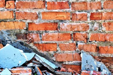 Harap eski kırmızı tuğla duvar ve ufalanmış sıva. Yıkılan bina