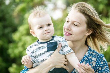 Doğa üzerinde açık bir bebek ile güzel mutlu mather
