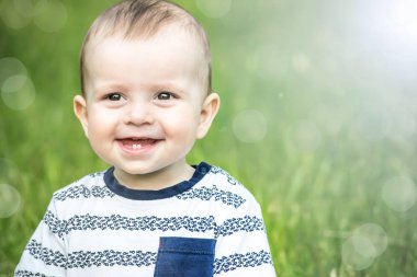 Güzel mutlu en çocuk doğa üzerinde açık gülüyor