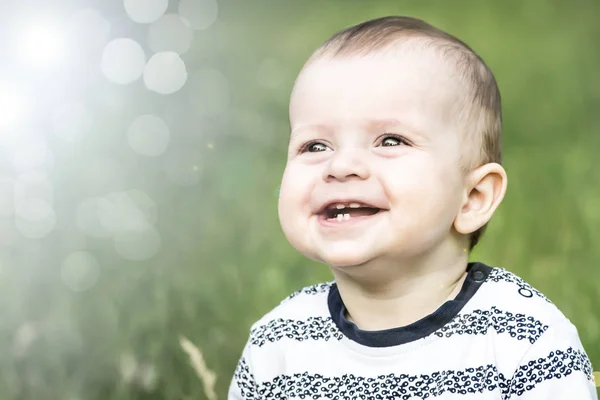 Schattige bady jongen met grote mooie ogen lachen buiten op aard — Stockfoto