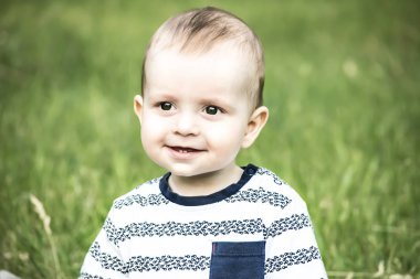 Güzel mutlu en boy 10 monthes tha kamera doğa üzerinde açık gülümseyen eski