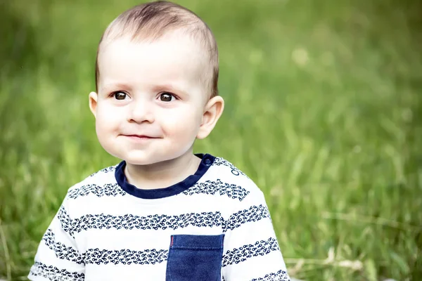Mooie gelukkig bady jongen 10 monthes oude glimlachend naar tha camera buiten op aard — Stockfoto