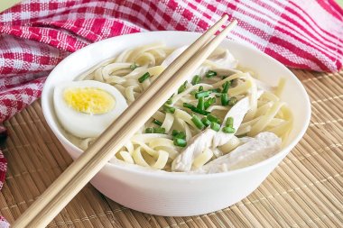 Lezzetli makarna tavuk suyu. Japon şehriye çorbası Udon. Sağlıklı gıda kavramı