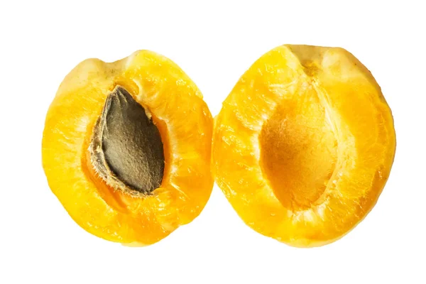 Zwei Hälften einer saftigen reifen Ananas-Aprikose mit einem Knochen darin. vereinzelt halbierte Früchte auf weißem Hintergrund. Ansicht von oben. — Stockfoto