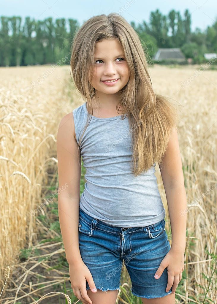 Sexy Mädchen Mit Langen Haaren Posiert In Weizenfeld An Einem Sommertag