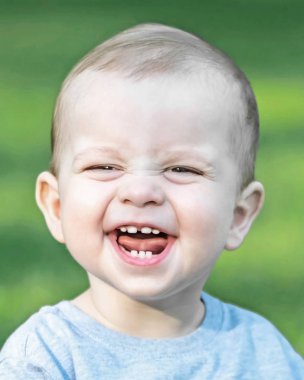 Gülüyor ve kameraya bakarak yaz gün çok güzel küçük bebek çocuk portresi yakın çekim