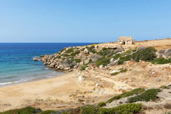 Středozemní moře na severním Kypru. Zřícenina starobylé budovy na ostrově. Letní pobřeží s průzračnou modrou vodou. Seascape. Skyline. Krásná příroda — Stock fotografie