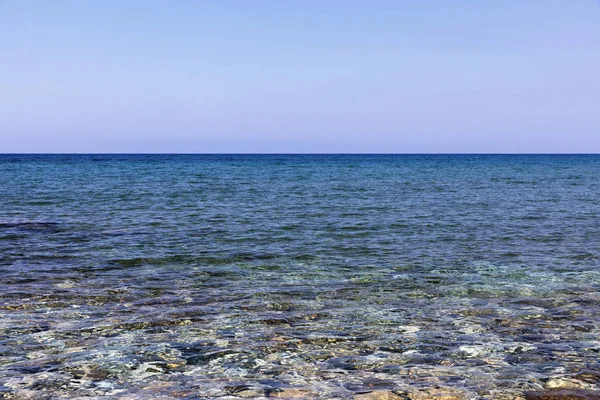 Mar Mediterrâneo no norte de Chipre. Praia de verão com água azul transparente e fundo de pedras. A paisagem marinha. Esboço . — Fotografia de Stock