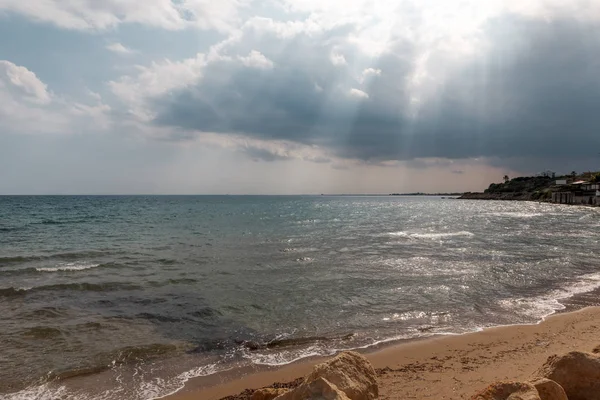Mar Mediterrâneo no norte de Chipre. Horas de verão com raios de sol de água azul transparente nas nuvens. A paisagem marinha. Esboço . — Fotografia de Stock