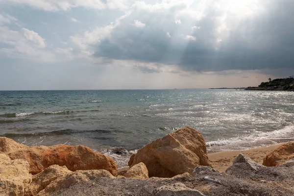 Mar Mediterrâneo no norte de Chipre. Horas de verão com raios de sol de água azul transparente nas nuvens. A paisagem marinha. Esboço . — Fotografia de Stock