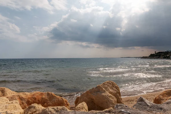 Mar Mediterrâneo no norte de Chipre. Horas de verão com raios de sol de água azul transparente nas nuvens. A paisagem marinha. Esboço . — Fotografia de Stock