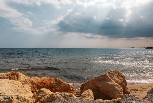 Mar Mediterrâneo no norte de Chipre. Praia do verão com raios de sol de água azul transparente em nuvens de chuva. A paisagem marinha. Esboço . — Fotografia de Stock