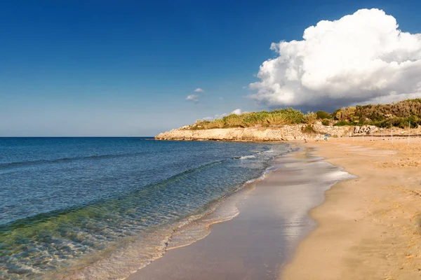 Mar Mediterrâneo no norte de Chipre. Verão costa arenosa, água azul calma transparente e nuvens brancas no céu azul. A paisagem marinha. Esboço . — Fotografia de Stock