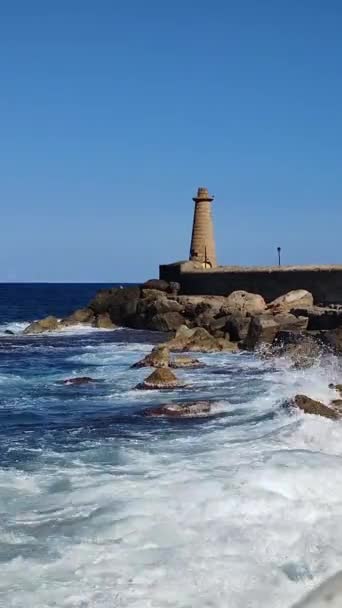 Tempestade Mar Mediterrâneo Ondas Quebram Porto Pedra Com Farol Cidade — Vídeo de Stock