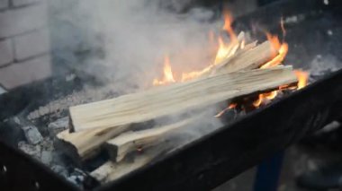 Bir demir ızgara yanan odun