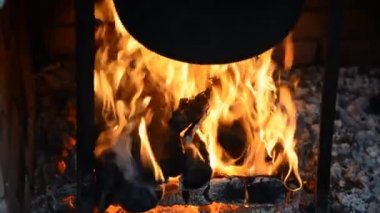 Yemek yemek için isli tencereye