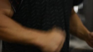 Egzersiz genç atletik erkek