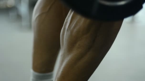 Athlete trains leg muscles — Stockvideo