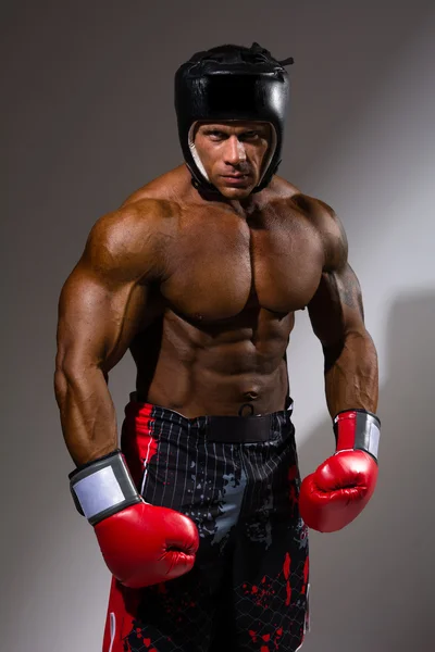 Portret van jonge man met boksen helm — Stockfoto
