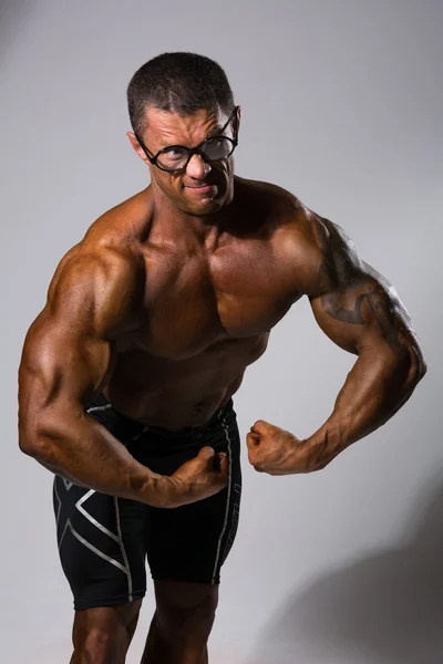 Glücklicher muskulöser Mann mit nacktem Oberkörper — Stockfoto