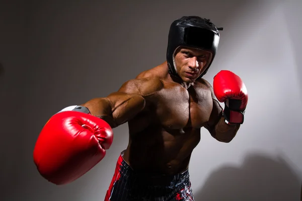 Ritratto ravvicinato di giovane con casco da boxe — Foto Stock