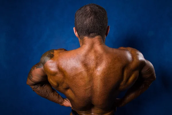 Primer plano de un deportista musculoso en la posición de atrás —  Fotos de Stock