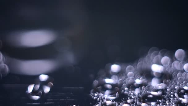 L'eau se déplace sur la surface brillante — Video