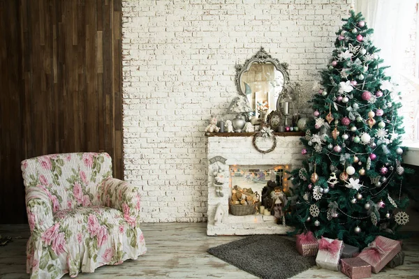 Рождественская елка и камин с креслом — стоковое фото