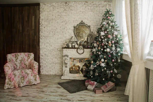 Kerstboom en open haard met een leunstoel — Stockfoto