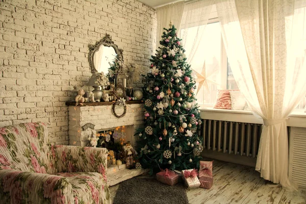 Kerstboom en open haard met een leunstoel — Stockfoto