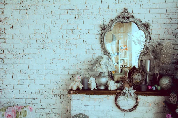 Achtergrond bakstenen muur met een spiegel — Stockfoto
